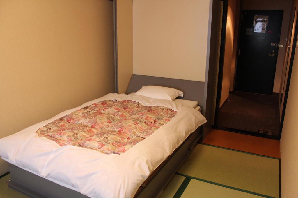 Postel nebo postele na pokoji v ubytování Hotel Crown Hills Takaoka