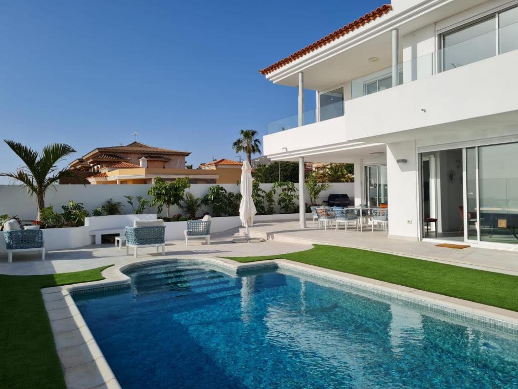 ein Swimmingpool im Hinterhof eines Hauses in der Unterkunft Villa Encantada Costa Adeje in Adeje