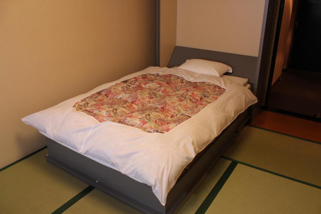 Postel nebo postele na pokoji v ubytování Hotel Crown Hills Takaoka