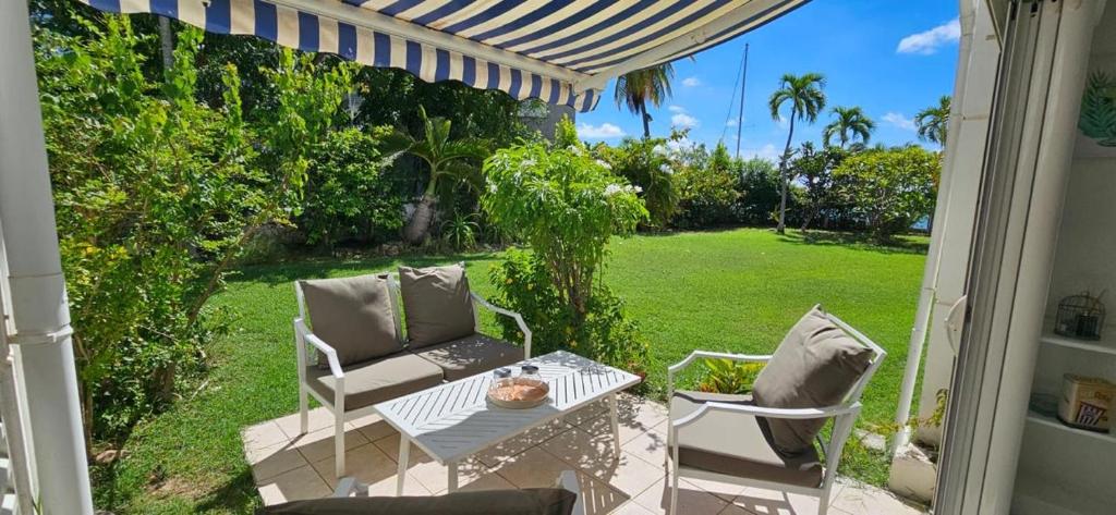 Zahrada ubytování Ti Lagon, studio RDC, piscine, Res Les Boucaniers