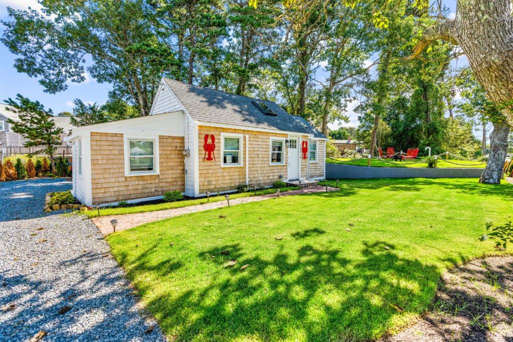 En have udenfor Dennis Port House BeachHot Tub & Fire Pit Fun