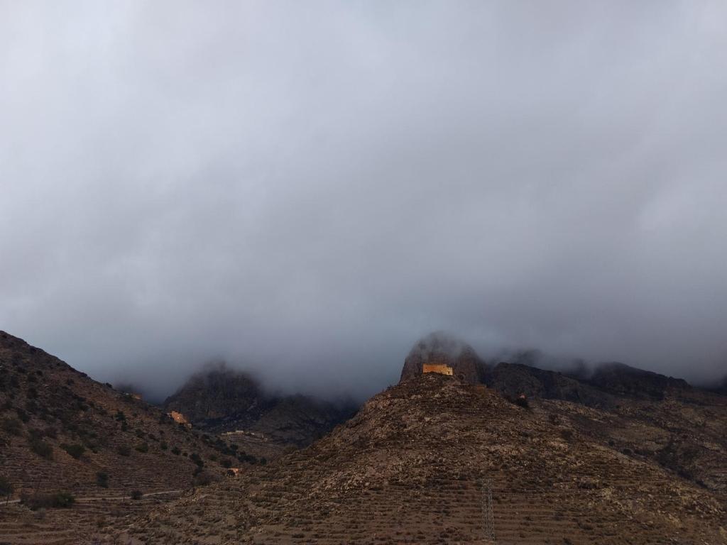 Nespecifikovaný výhled na hory nebo výhled na hory při pohledu z venkovského domu