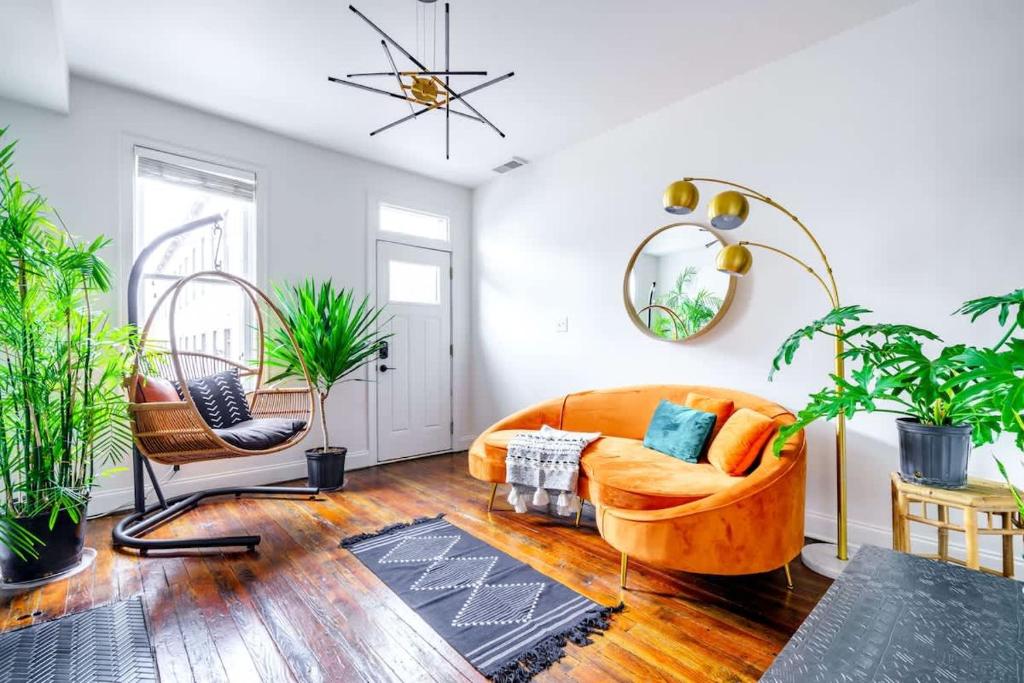 Una sala de estar con un sofá y algunas plantas. en Urban Jungle by Jungle House 5 800 Reviews Downtown & Short North Steps to High Street Close to OSU Convention Center & Nationwide Arena Free Parking, en Milo