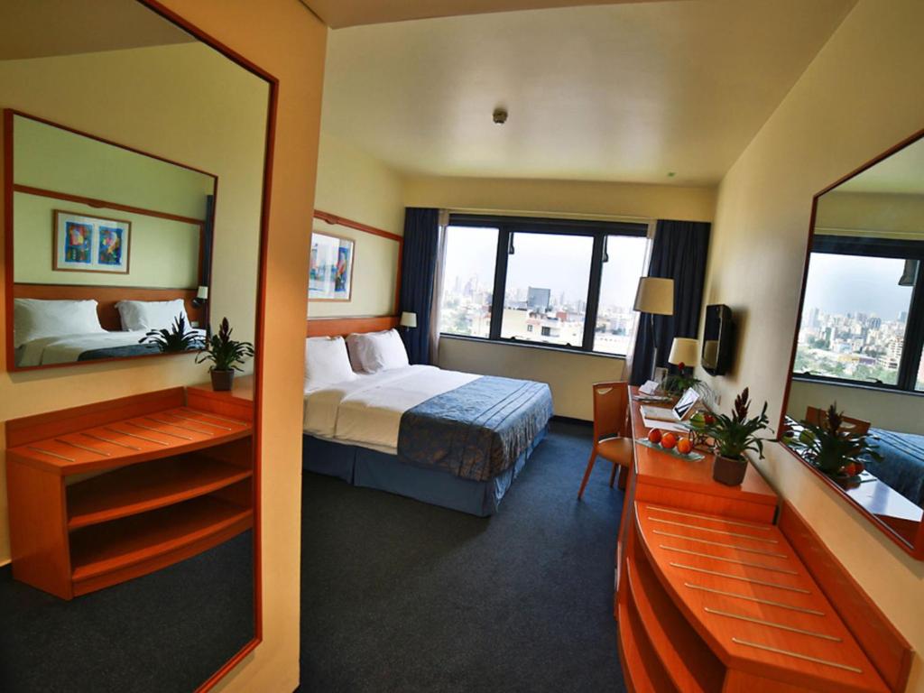Postel nebo postele na pokoji v ubytování Lancaster Tamar Hotel- Hadath