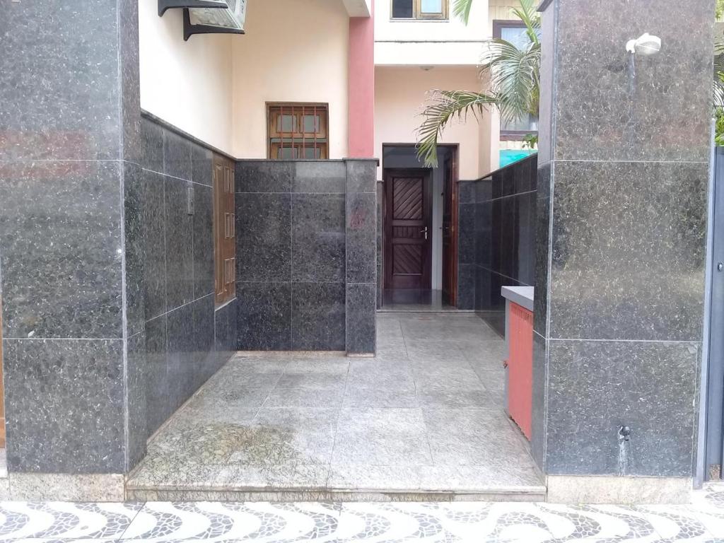 アホイオ・ド・シウヴァにあるApto com Varandas 103 - Balneário Arroio do Silva - 3 minutos do Marの門付きの建物廊下