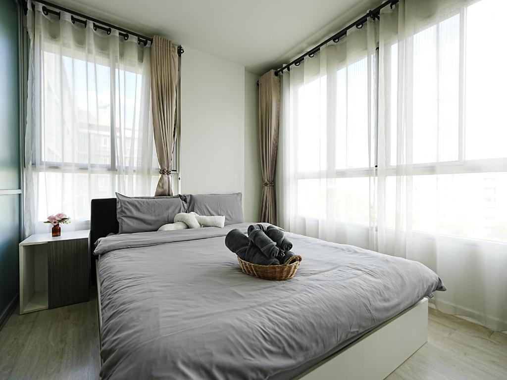 En eller flere senge i et værelse på Condo is next to the mall Big swimming pool 2