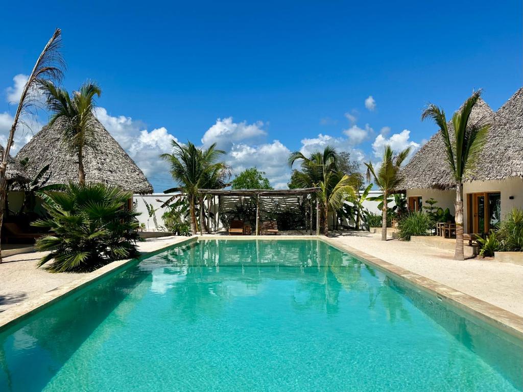 een zwembad voor een villa bij GARDEN EDEN Lodge in Jambiani