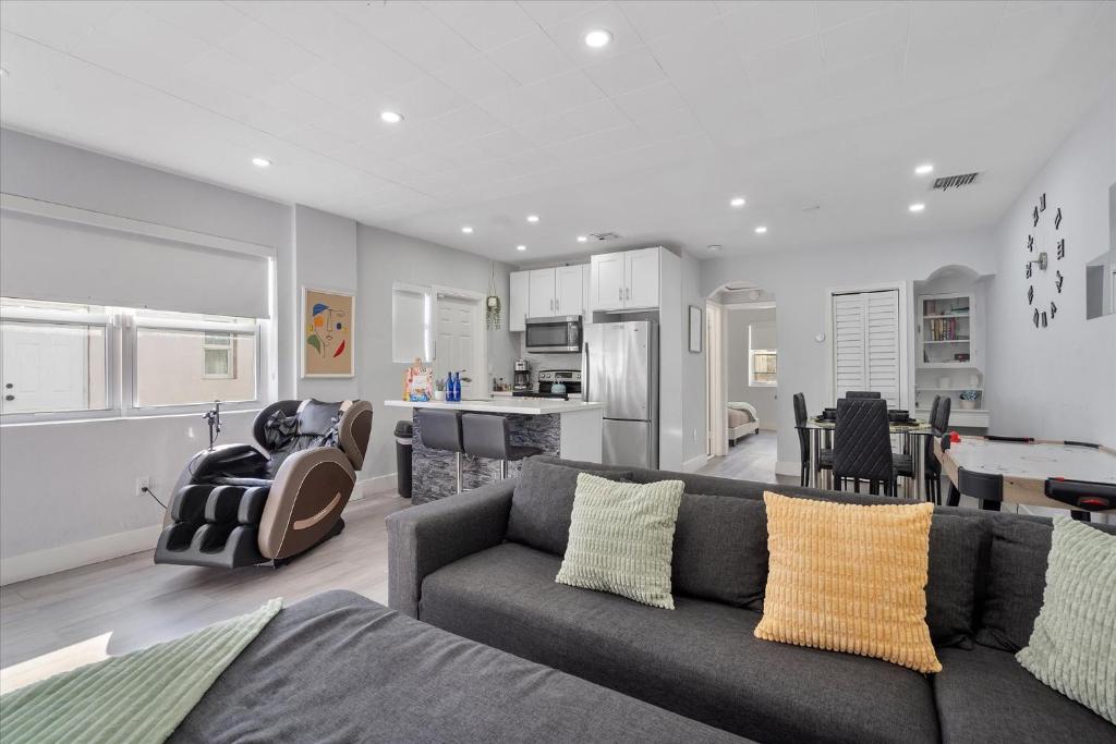 Køkken eller tekøkken på 16 PPL - 5 min to Brickell & Bars - King Beds - Hot Tub - Massage Chair - Games