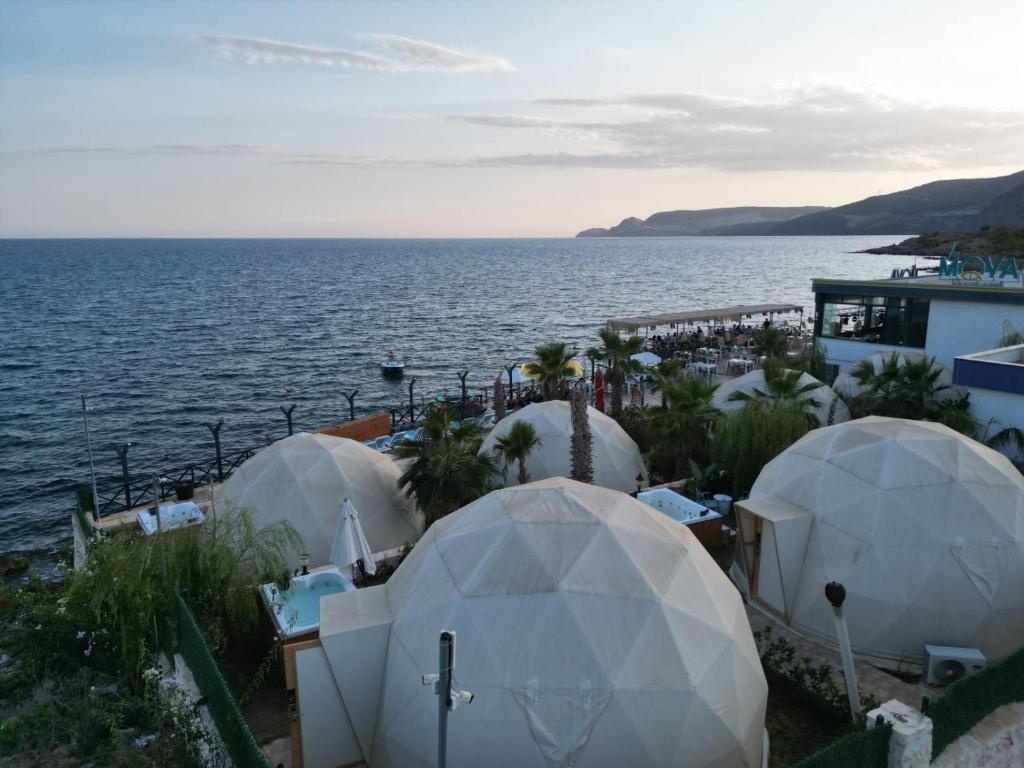 un gruppo di cupole di fronte a uno specchio d'acqua di Lamoya Suites a Silifke