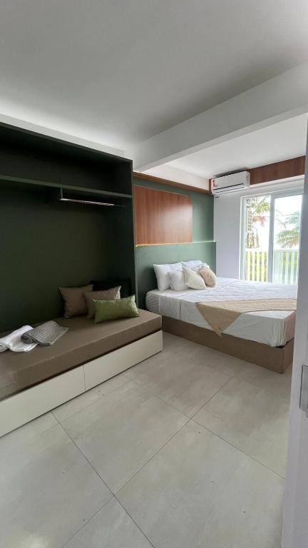 a bedroom with two beds and a window at Beira-Mar Sofisticado com Vista Mar e Piscina in Pontal do Paraná