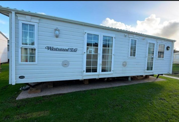 Το κτήριο όπου στεγάζεται  το κάμπινγκ