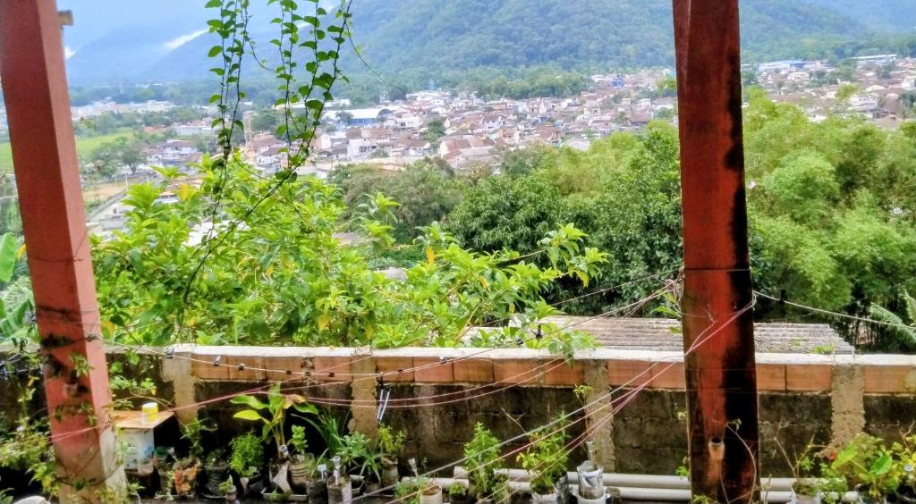 uitzicht op de stad vanaf het dak van een gebouw bij há uma bela casa in Ubatuba