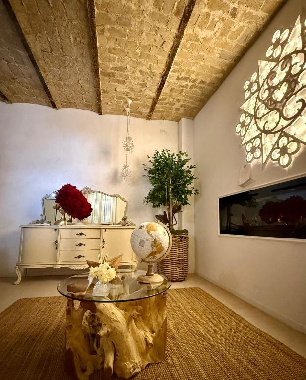 a living room with a table with flowers on it at La Presentosa b&b in Fossacesia