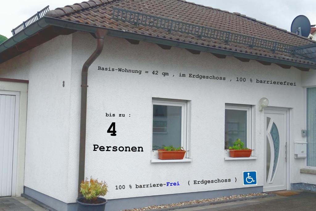 Ferien im Sauerland ( barrierefreie Wohnung ) في بليتنبرغ: بيت ابيض بالارقام بجانبه