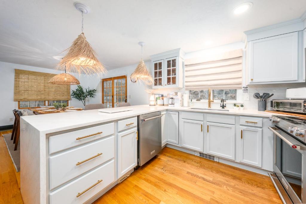 O bucătărie sau chicinetă la Orleans Holiday House