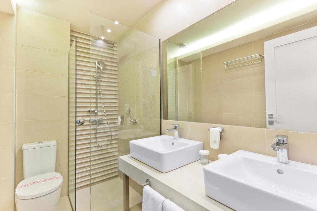 Koupelna v ubytování ALEA Hotel & Suites