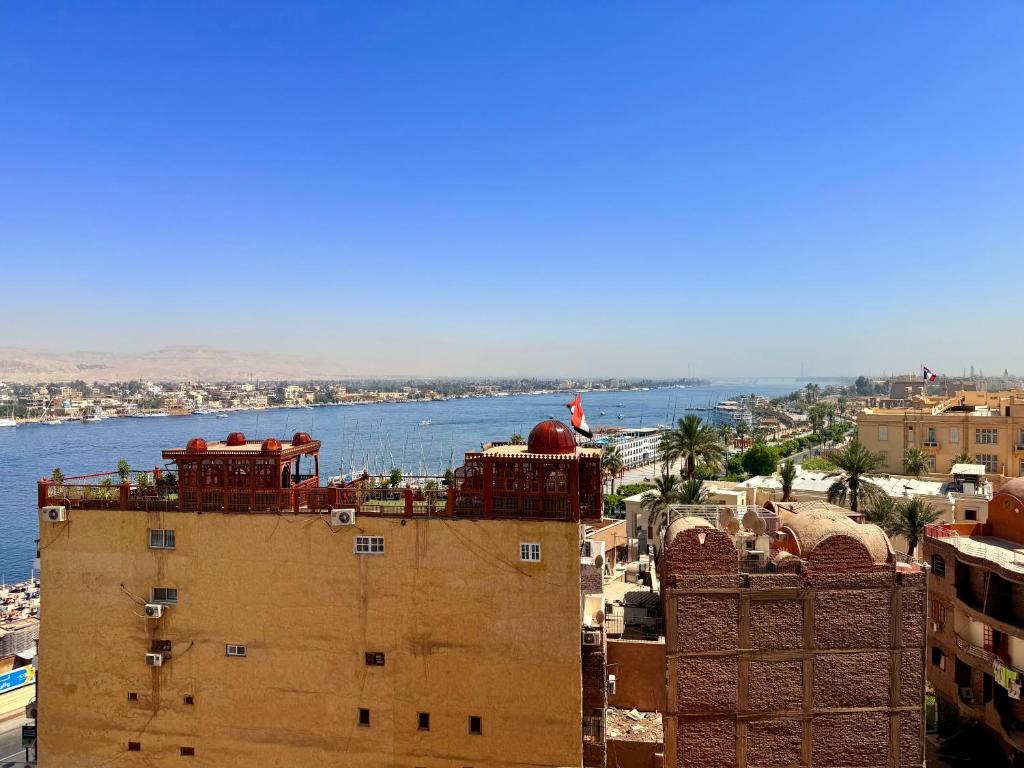 eine Luftaufnahme einer Stadt mit einem Gewässer in der Unterkunft Princes Palace in Luxor