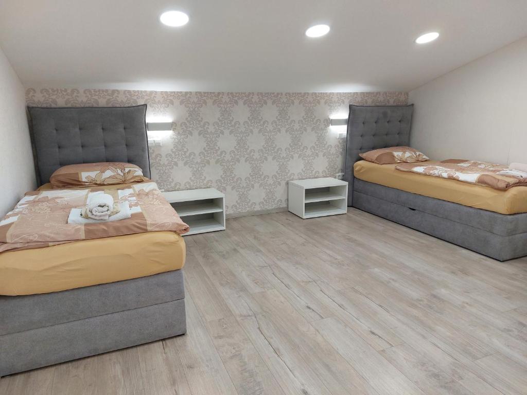 En eller flere senge i et værelse på Unterkunft im Dachgeschoss in Steinmauern