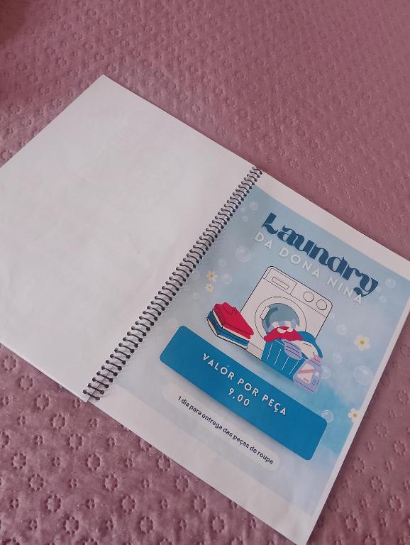 帕拉卡图Pousada Solluar的一本螺旋装订的笔记本，上面印着一辆汽车的图片。