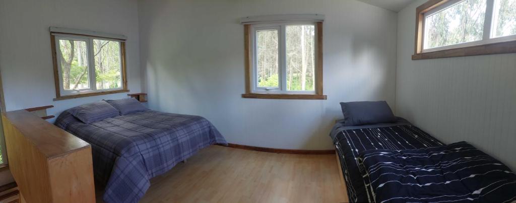 Ένα ή περισσότερα κρεβάτια σε δωμάτιο στο Hostal Pirineos