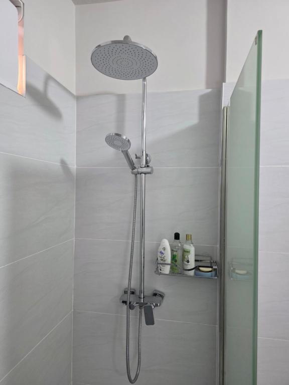 Koupelna v ubytování Sea'Amore - Modern & Luxury Apartment - 7mins walk to Flic en Flac Beach - Covered Parking - WiFi - Easy Living & Self Catering with Premium Amenities