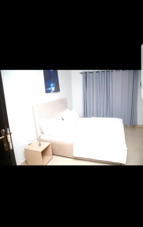 Postel nebo postele na pokoji v ubytování Hilltop apartment Ikeja
