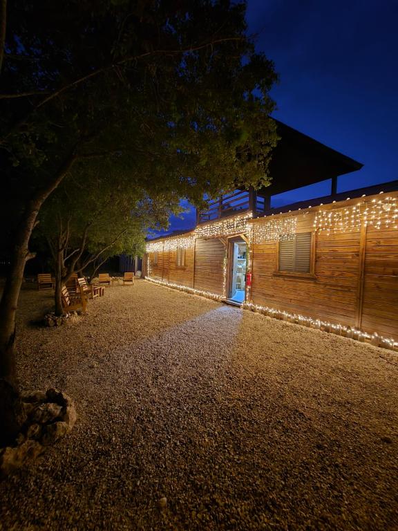 El edificio en el que está la habitación en casa particular