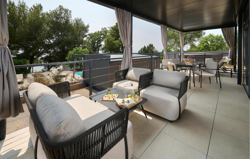 Et opholdsområde på 2 Bedroom Amazing Home In Njivice