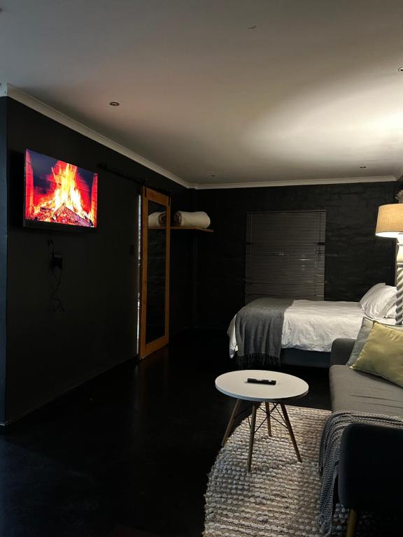 En eller flere senge i et værelse på Kloof Blackwood Cottage Modern Studio