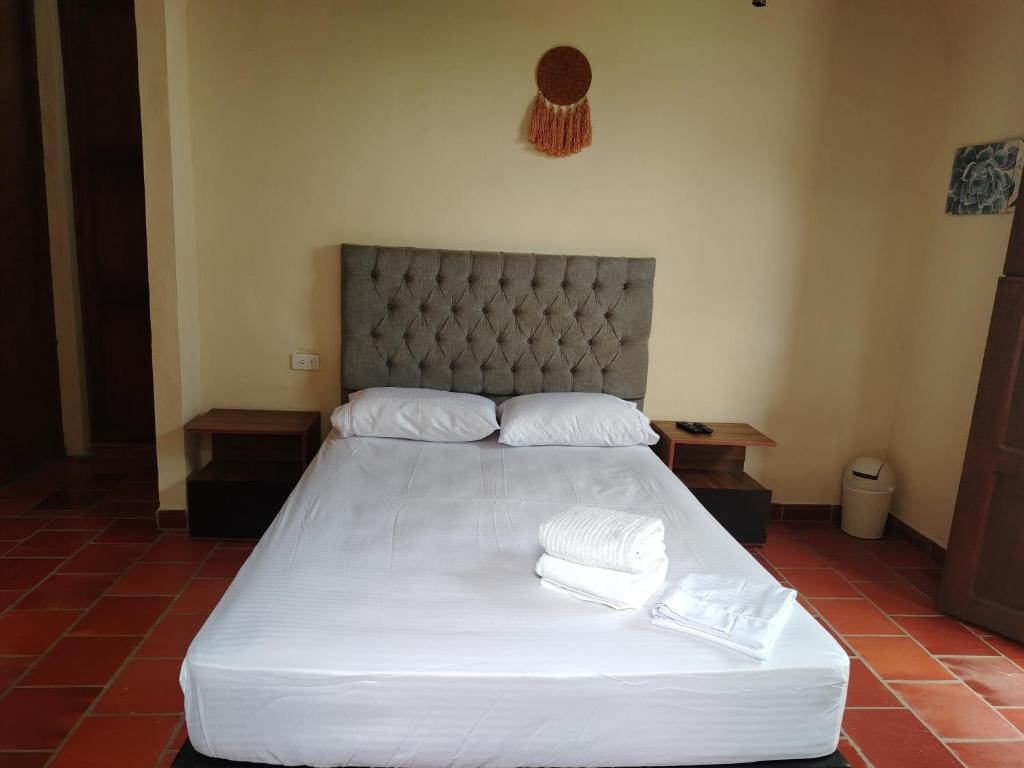 En eller flere senge i et værelse på Habitación Central Barichara