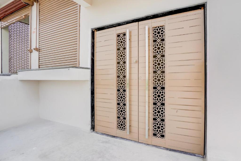 porta del garage in legno con finestra di SPOT ON Hotel Bella Vista a Jhinjhak