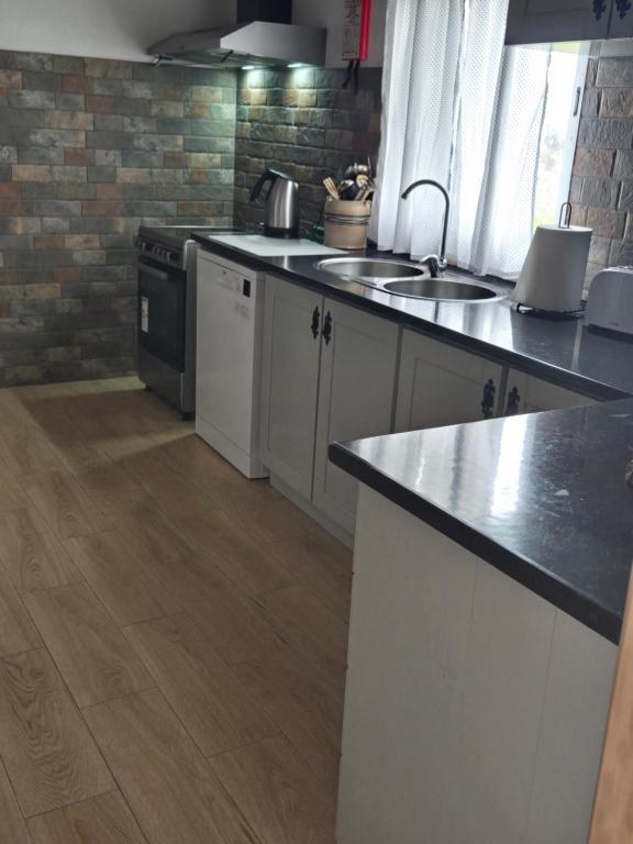 Η κουζίνα ή μικρή κουζίνα στο Rustica Ocean View House