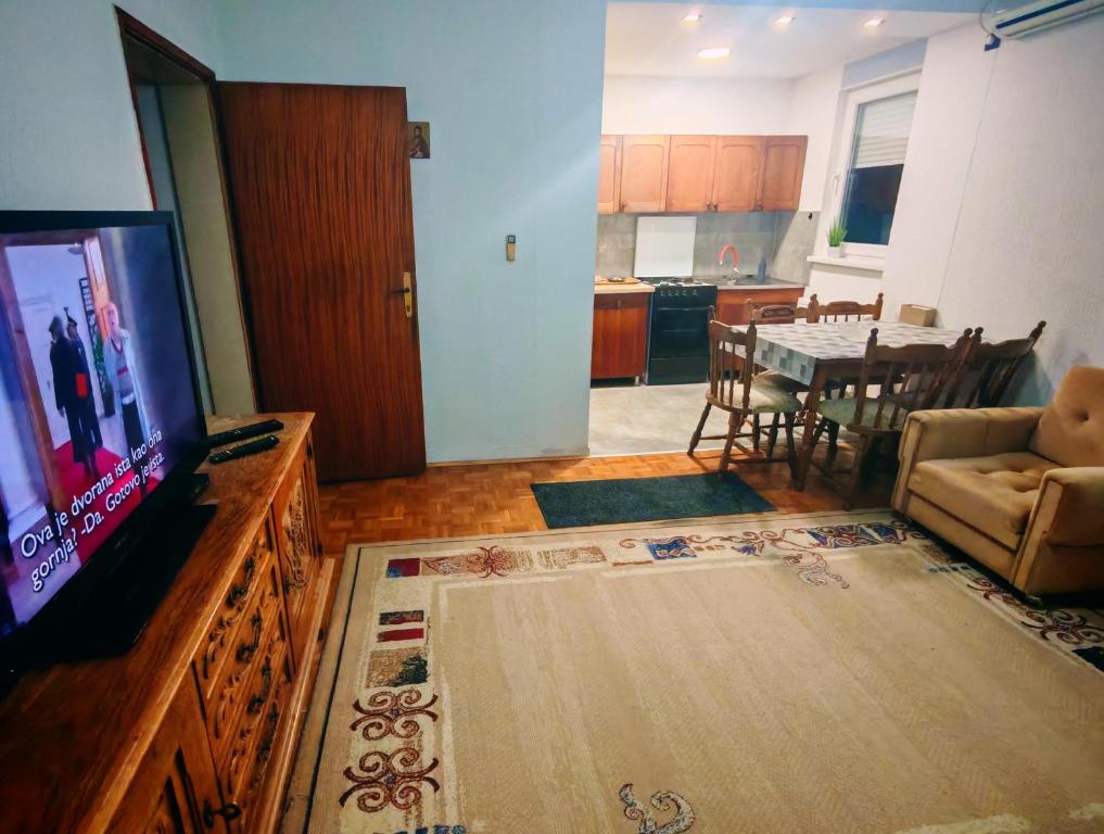 TV/trung tâm giải trí tại Stan Apatin