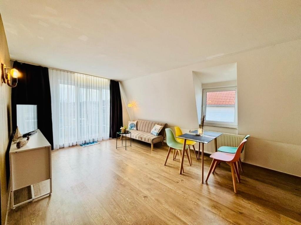 a living room with a couch and a table and chairs at SELTEN Wasserblick Kölpinsee - Tolle Ferienwohnung unter 500m zur Ostsee Kajüte 12 in Kölpinsee