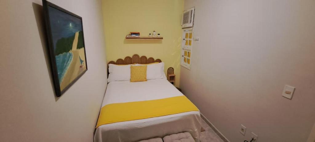 Espaço do acalanto- Quarto em apartamento compartilhado في ناتال: غرفة نوم صغيرة مع سرير صغير في غرفة