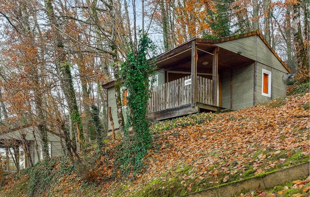 ein kleines Haus auf einem Hügel in der Unterkunft 2 Bedroom Nice Home In Altillac in Beaulieu-sur-Dordogne