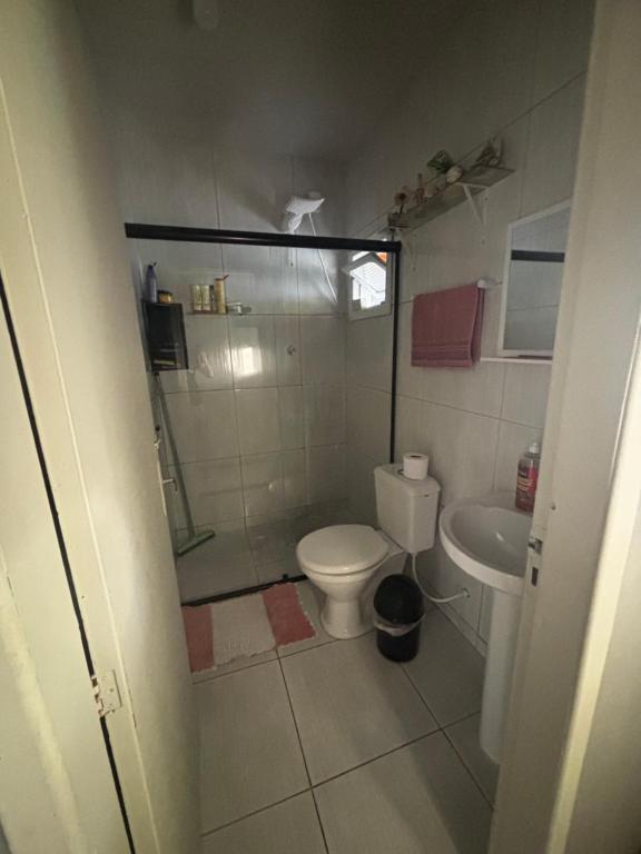 un bagno con doccia, WC e lavandino di Casa Geminada a Penha