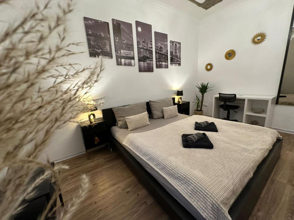 um quarto com uma cama e um mural de árvore na parede em HONOR-House em Linz