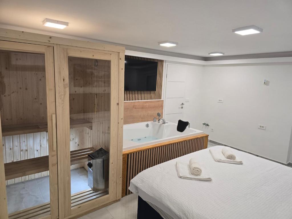 Postel nebo postele na pokoji v ubytování Deluxe Edy - Jacuzzi & Sauna