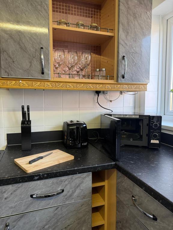 Kuchyň nebo kuchyňský kout v ubytování Contractor & Family Sleeps 5 Bham HS2 Parking for 3