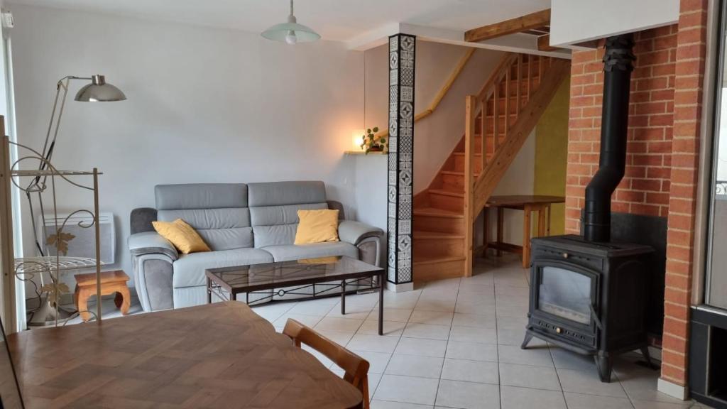 a living room with a couch and a stove at L'appartement d'Ananda in Villefranche-de-Rouergue