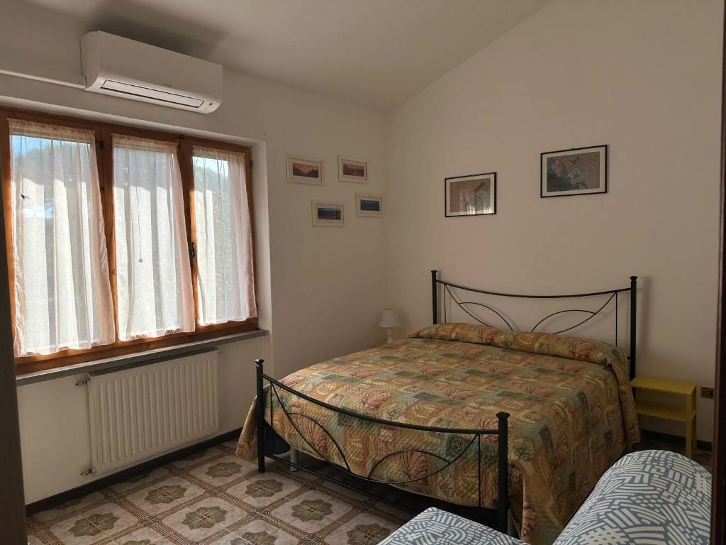 Una cama o camas en una habitación de Casa Giannella, a due passi dal mare