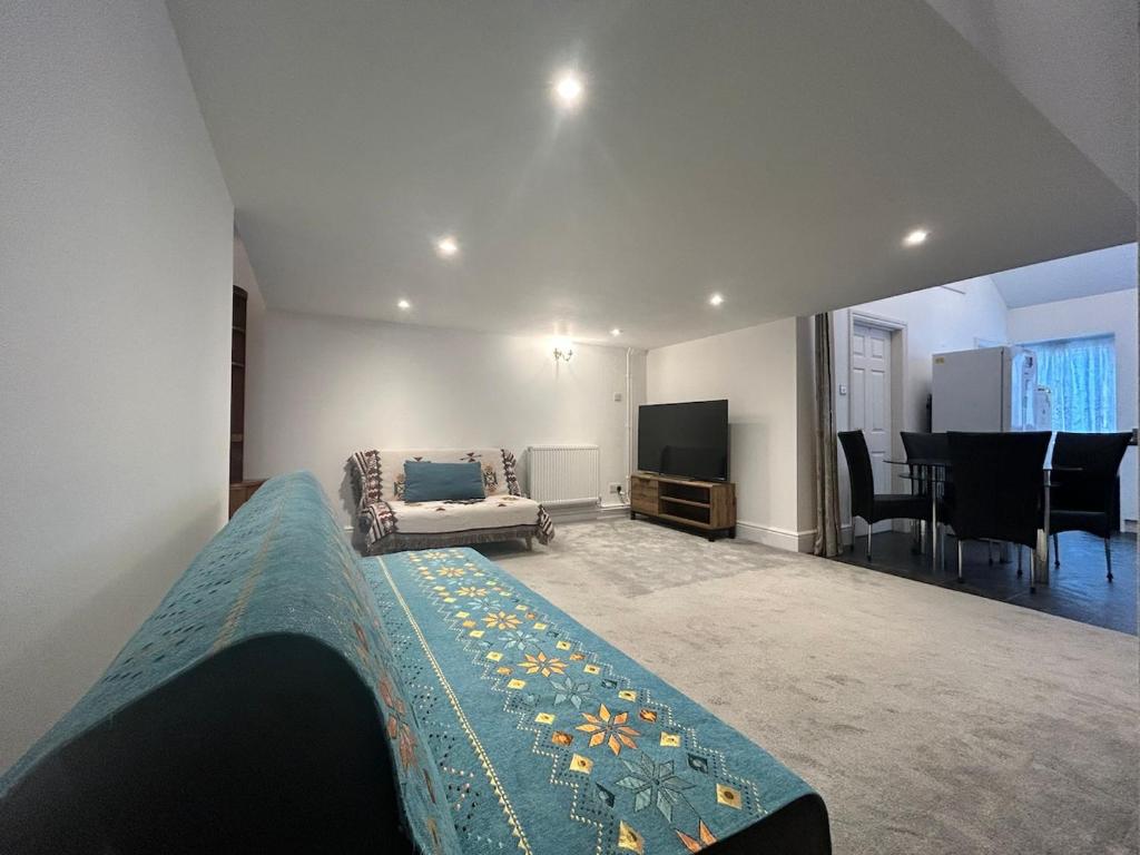 TV a/nebo společenská místnost v ubytování Lovely Calm Independent Home