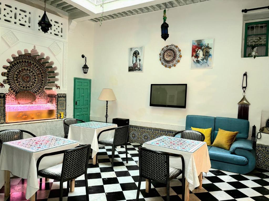 TV a/nebo společenská místnost v ubytování Riad Nostalgie of Tetouan