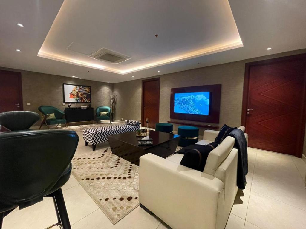 TV/trung tâm giải trí tại GoldCrest Mall Luxury Apartments with Balcony In DHA Lahore