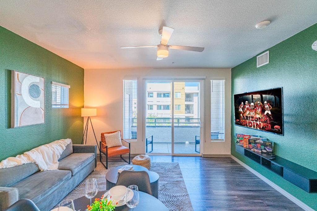 een woonkamer met een bank en een flatscreen-tv bij Modem unit near Westgate with BalconyPoolGymParking in Shamrock Mobile Home Park