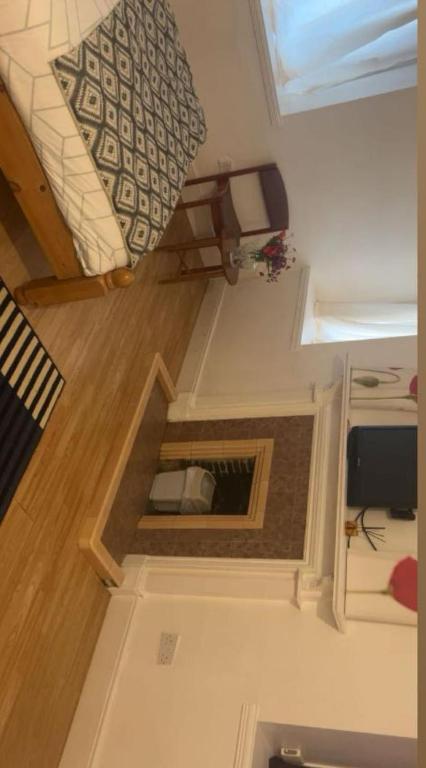 a room with a small opening in the floor at Cozy & Comfy Apartments Dundee in Dundee