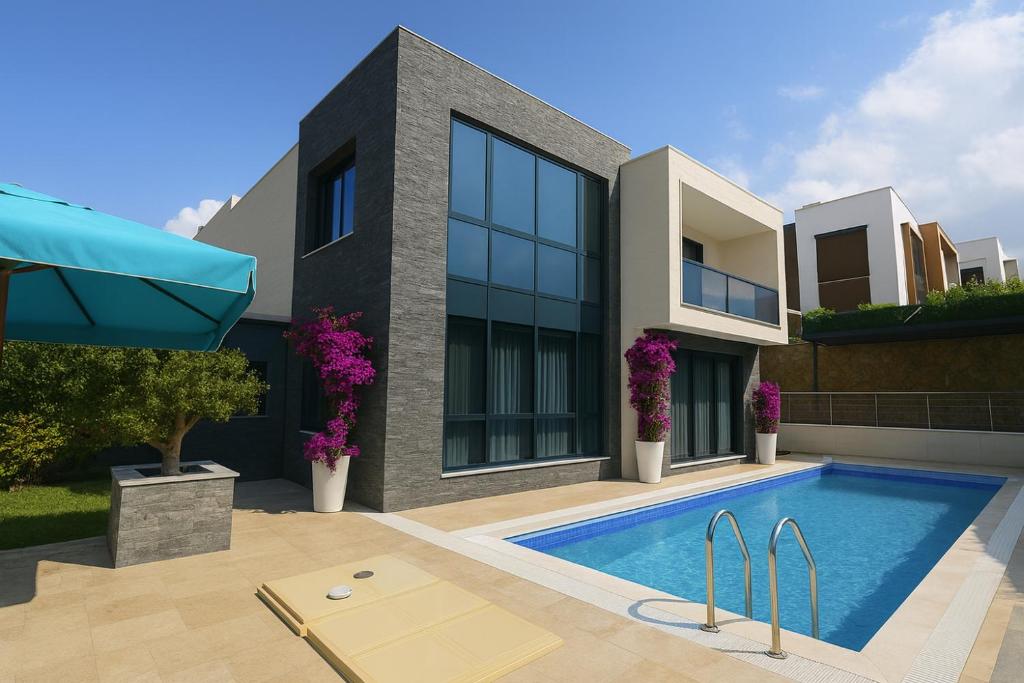 una casa con una piscina di fronte di Adavilla Elite a Kusadası