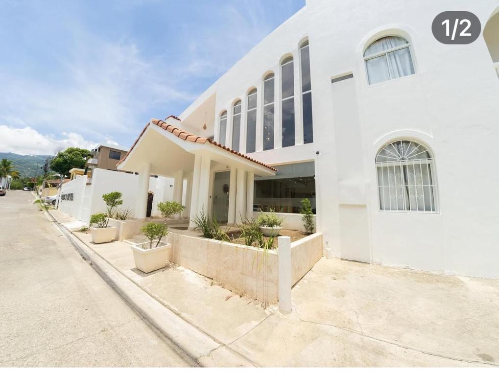 Tòa nhà nơi khách sạn tọa lạc