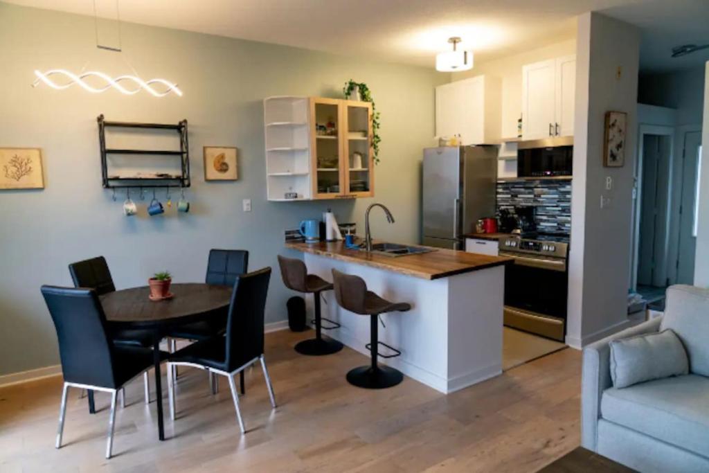 Кухня или мини-кухня в Catch of the Day- Waterfront Bachelor Condo
